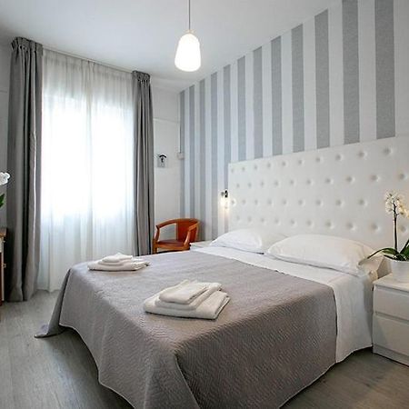 Hotel La Perla Ріміні Екстер'єр фото