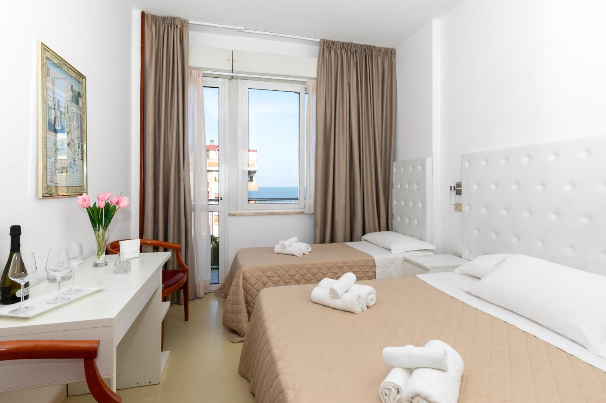 Hotel La Perla Ріміні Екстер'єр фото
