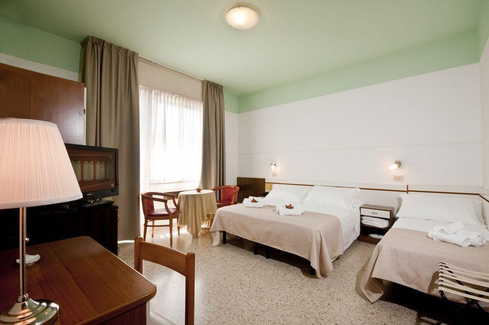 Hotel La Perla Ріміні Екстер'єр фото